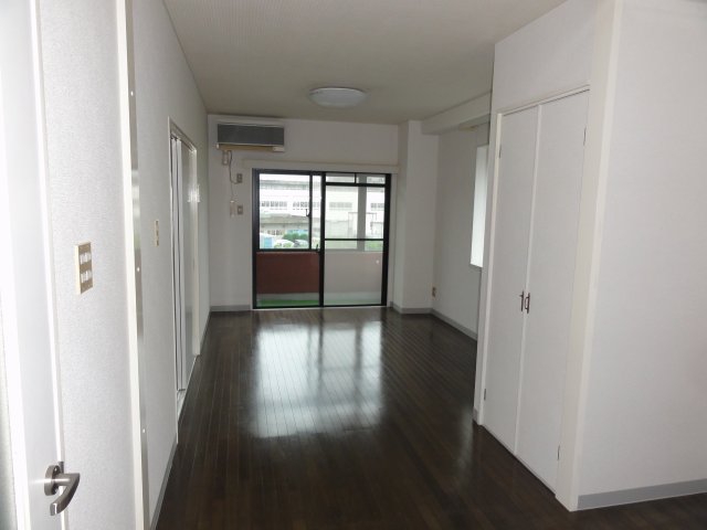 居室・リビング　こちらの居間で趣味の時間をお楽しみください