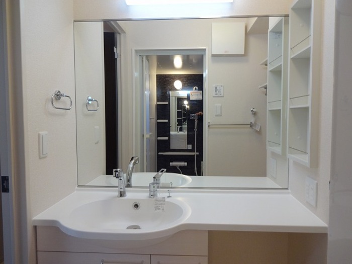 洗面設備　ゆったりとスペースのある洗面所