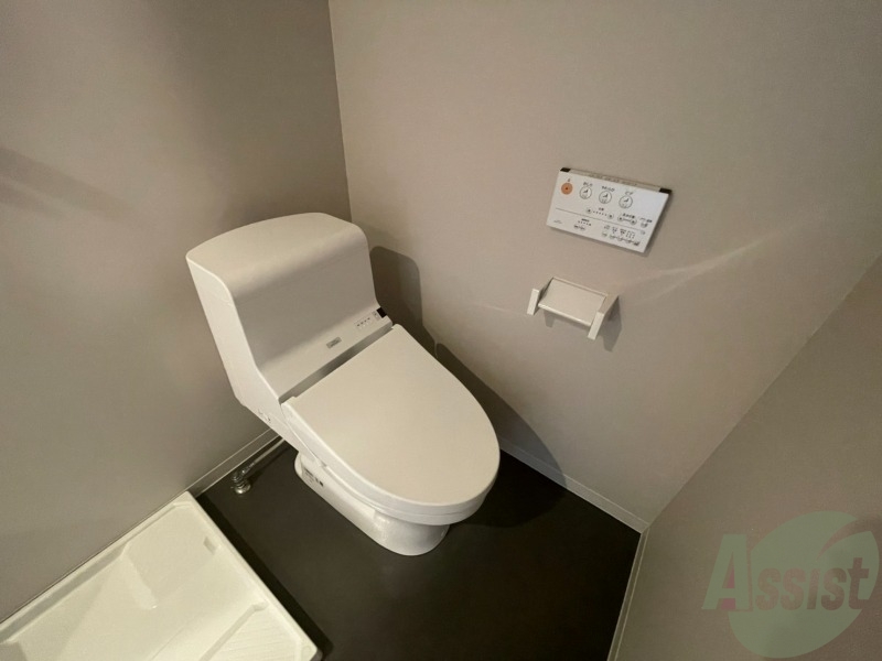 トイレ　温水洗浄便座なので快適に使用できそうですね。