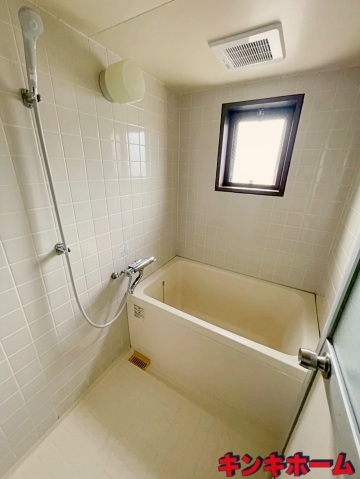 バス・シャワールーム　窓付きの浴室。