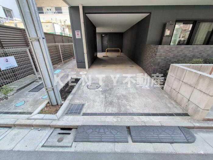 駐車場　駐車場があるので、車を買う予定の方も安心です