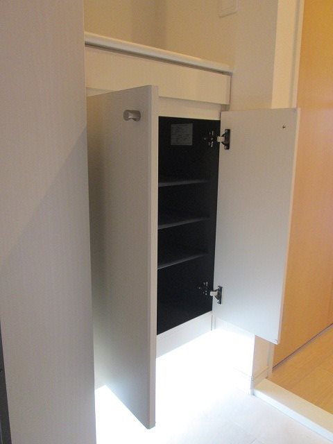 玄関　(同マンション別部屋)