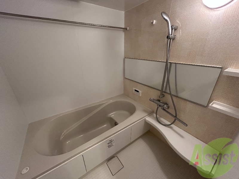 バス・シャワールーム　一坪風呂の浴槽です。追い焚きと浴室乾燥もついて多機能です。