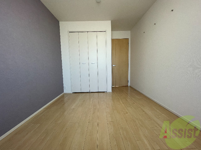 収納　洋室に収納スぺ*スがあり、アクセントクロスがオシャレですね。