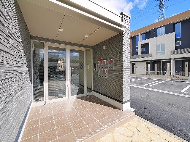 エントランス　落ち着いたエントランスです