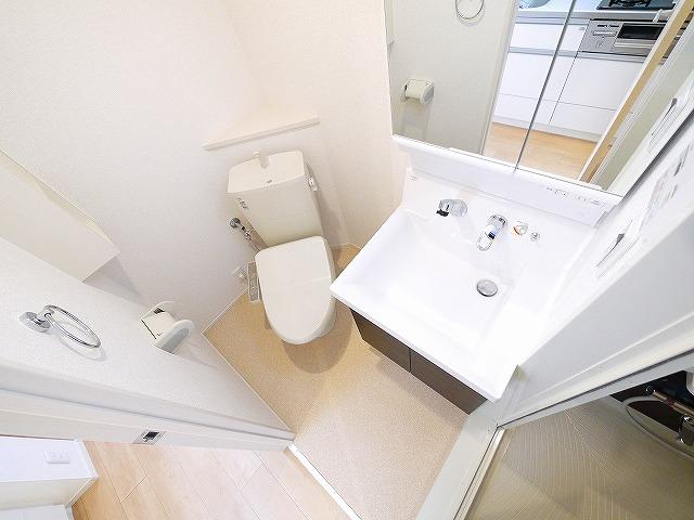 洗面設備　明るい洗面所です