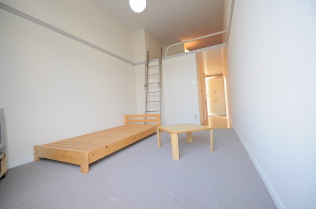 居室・リビング　入居の際に、木製ベッドが撤去されます。