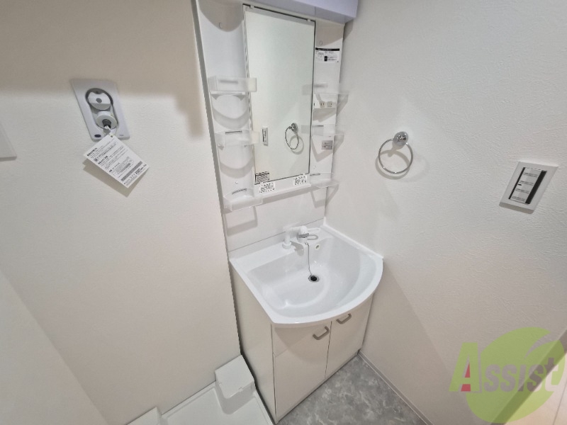 洗面設備　洗面台はシャワーノズルも付いて便利に活用できます