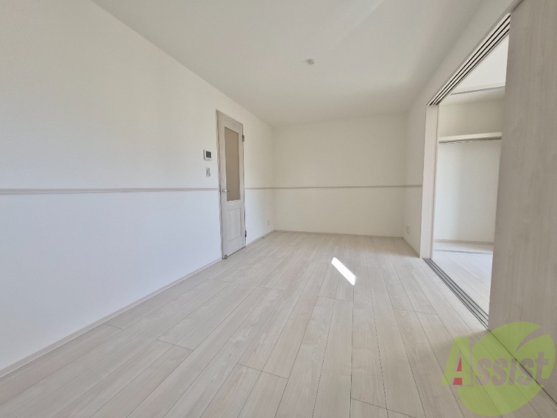 居室・リビング　広くきれいなリビングは明るい光も良く差します。