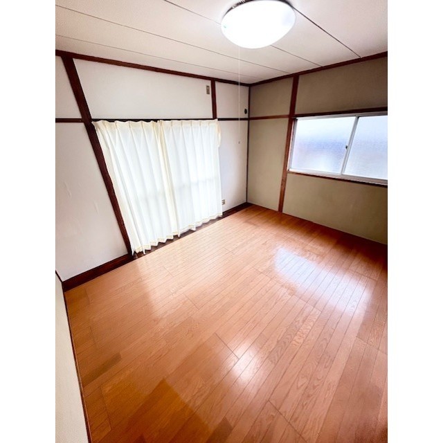 居室・リビング　窓が2つあるのでおすすめです！