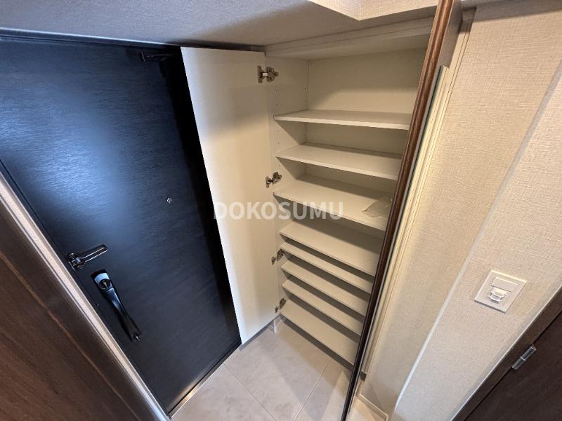 玄関　住まいの顔として相応しい、気品とゆとりのあるエントランス。