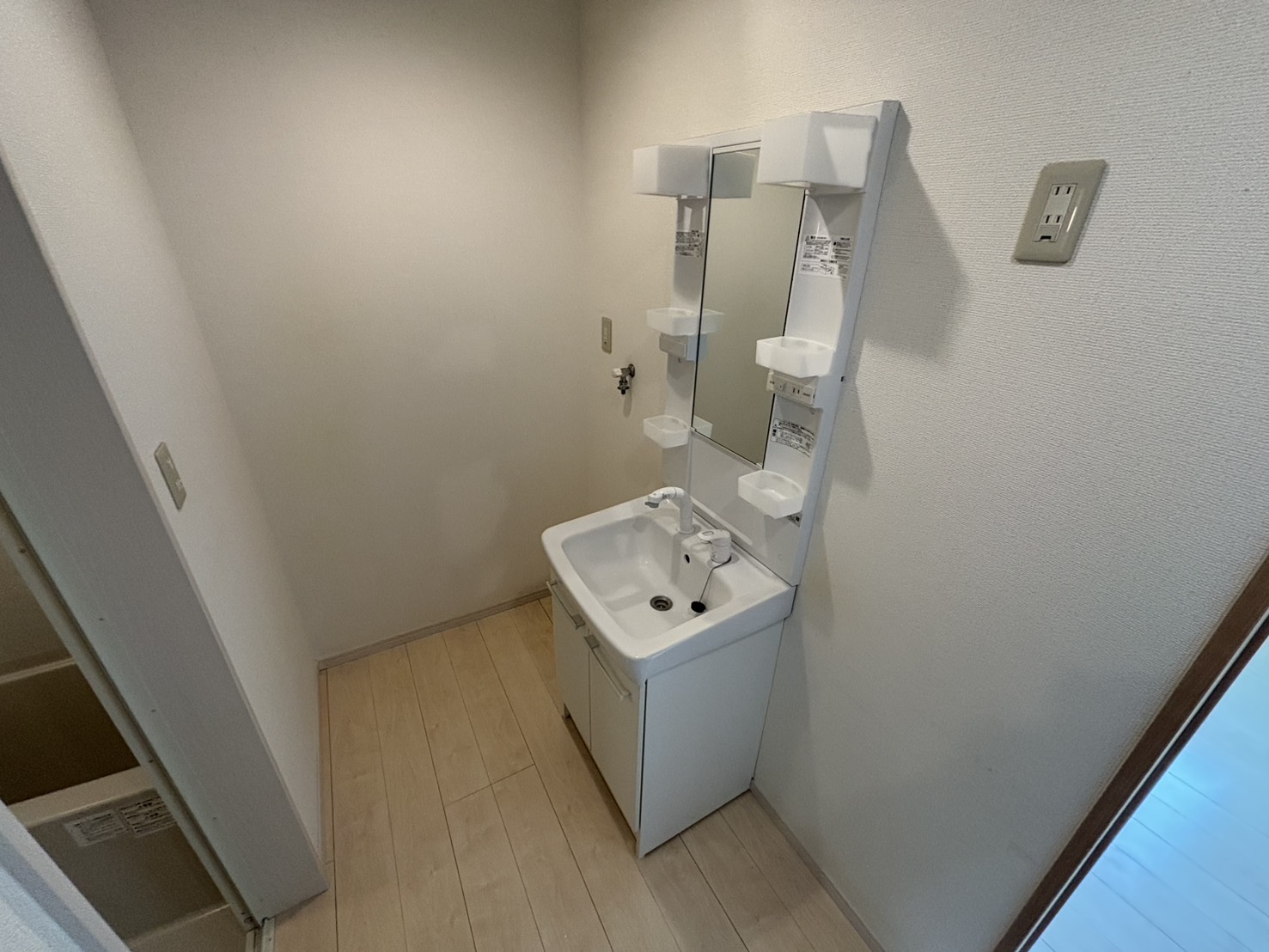 洗面設備　お写真別部屋の為配置が異なります。