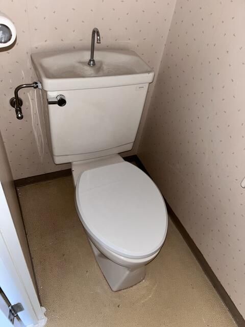 トイレ　落ち着いた色調のトイレです