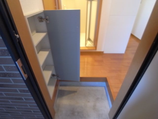 玄関　下駄箱あります