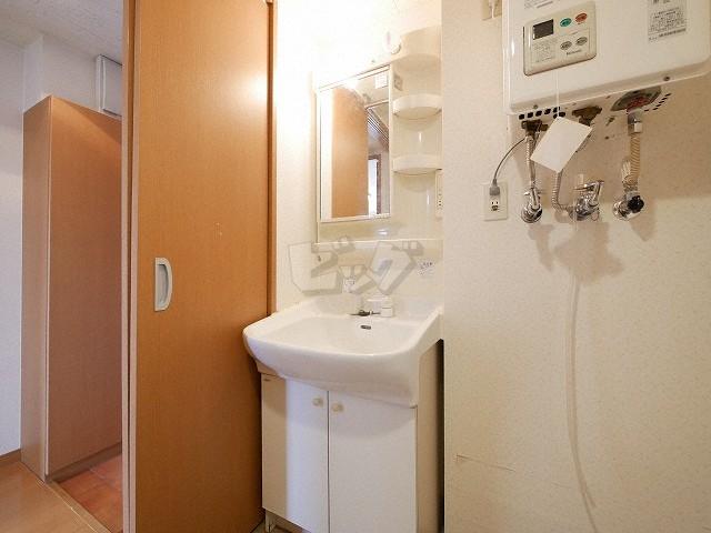 洗面設備　シャワー付き洗面台です♪