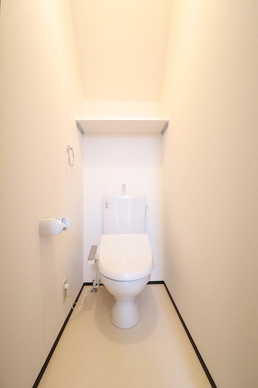 トイレ　温水洗浄便座付きのトイレです。