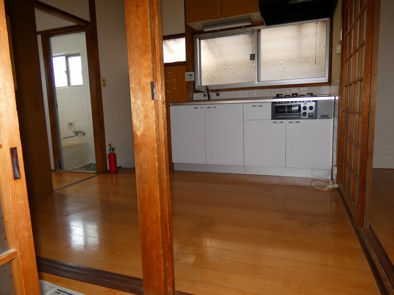キッチン　キッチンには勝手口がついています