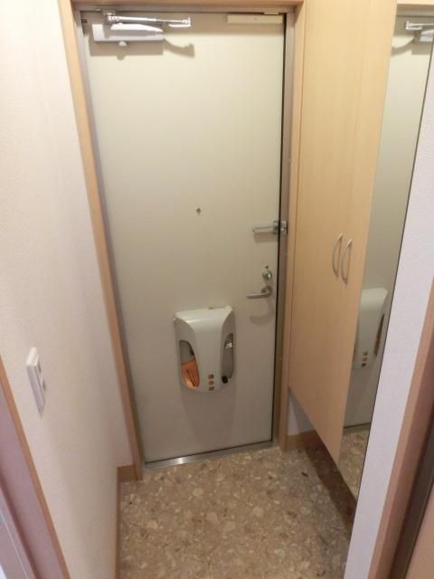 玄関　玄関スペース、姿見鏡付き