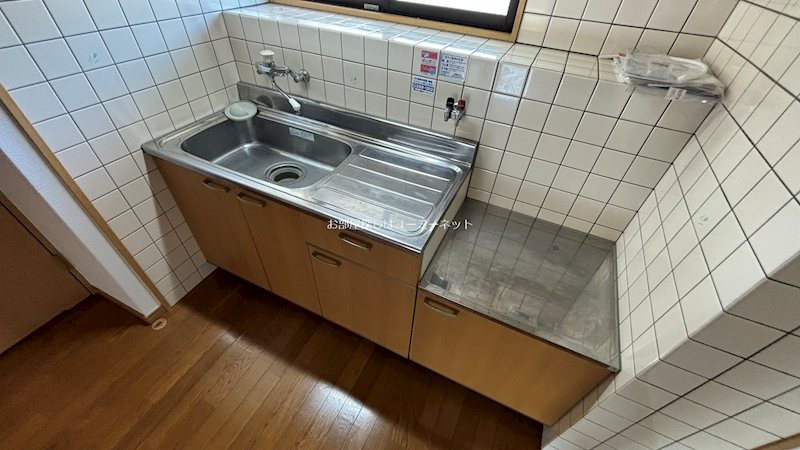 キッチン　402の写真が入っております。