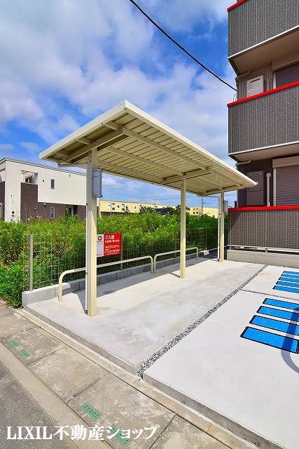 その他共有部分　敷地内に屋根付きの駐輪場があります。
