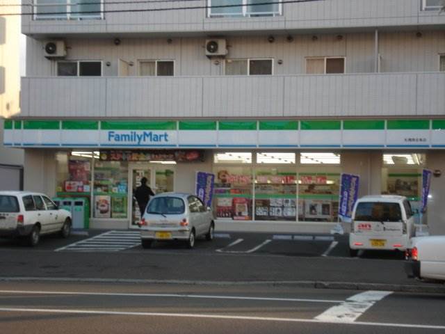 コンビニ　ファミリーマート札幌南6条店（コンビニ）まで146m