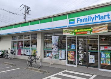 コンビニ　ファミリーマート（コンビニ）まで210m