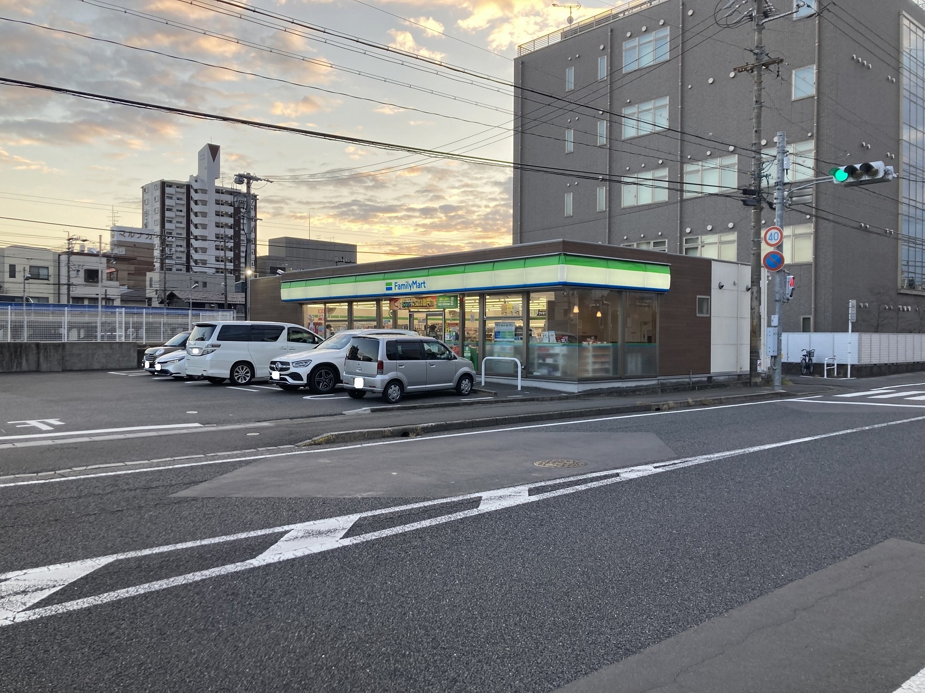コンビニ　ファミリーマート岐阜田神駅前店（コンビニ）まで212m