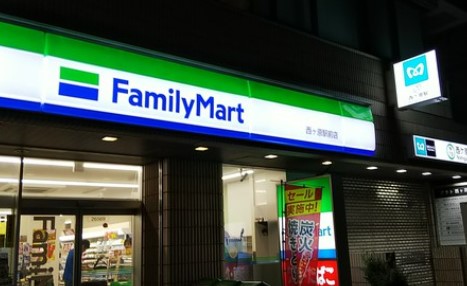 コンビニ　ファミリーマート 西ヶ原駅前店（コンビニ）まで222m