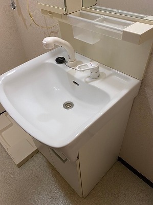 洗面設備　ゆったりとスペースのある洗面所