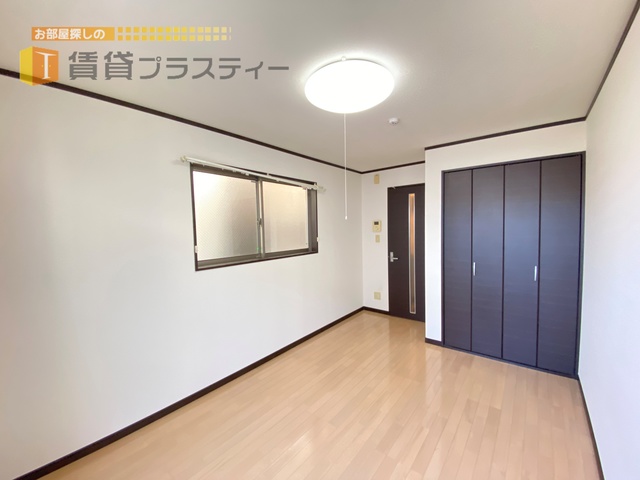居室・リビング　落ち着くダークウッド。※写真は角部屋タイプ