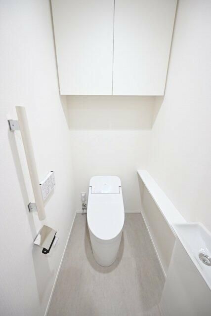 トイレ　落ち着いた色調のトイレです