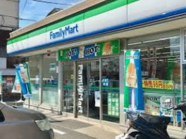コンビニ　ファミリーマート 新田三丁目店（コンビニ）まで306m