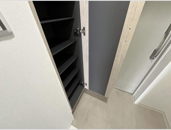 玄関　※写真は同じマンションの違う部屋のものになります。