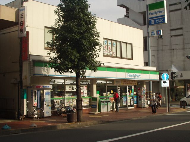 コンビニ　ファミリーマート（コンビニ）まで540m