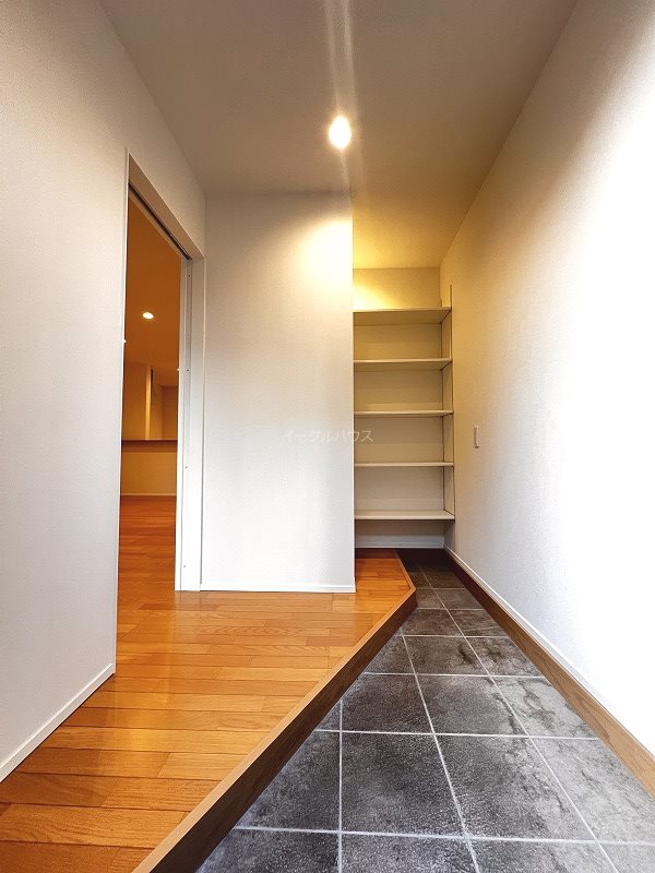 玄関　退去予定のため別部屋写真使用