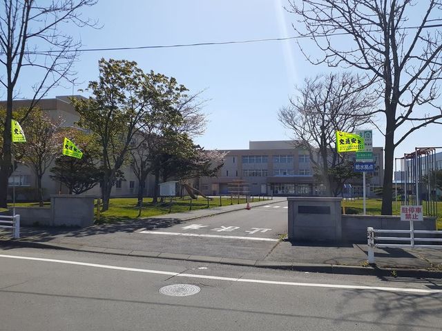 小学校　苫小牧西小学校（小学校）まで270m