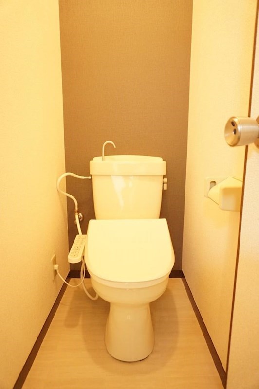 トイレ　トイレは快適な温水洗浄便座付