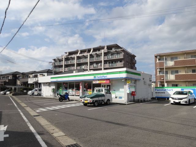 コンビニ　ファミリーマート（コンビニ）まで740m