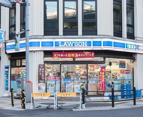 コンビニ　ローソン四谷一丁目店（コンビニ）まで58m