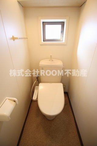 トイレ　落ち着いた色調のトイレです