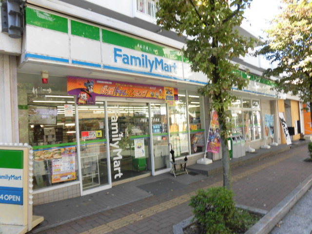 コンビニ　ファミリーマート市ヶ尾駅北口店（コンビニ）まで180m