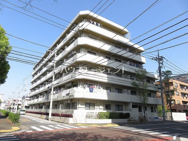 建物外観　６階建てエレベーター付きマンション。