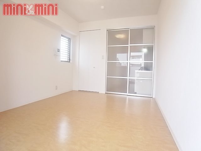 居室・リビング　角部屋で明るい洋室