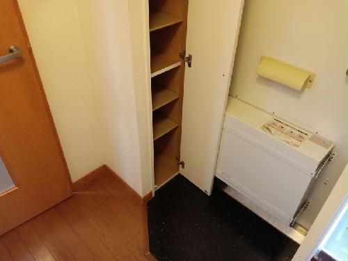 玄関　玄関には下駄箱スペースがあります。