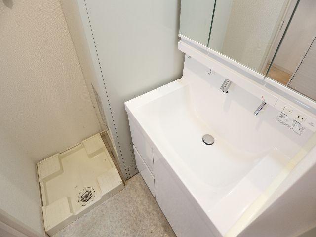 洗面設備　ゆったりとスペースのある洗面所