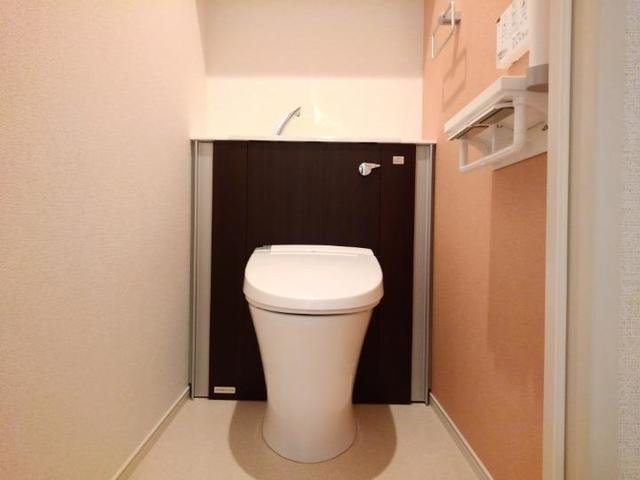 トイレ　落ち着いた色調のトイレです