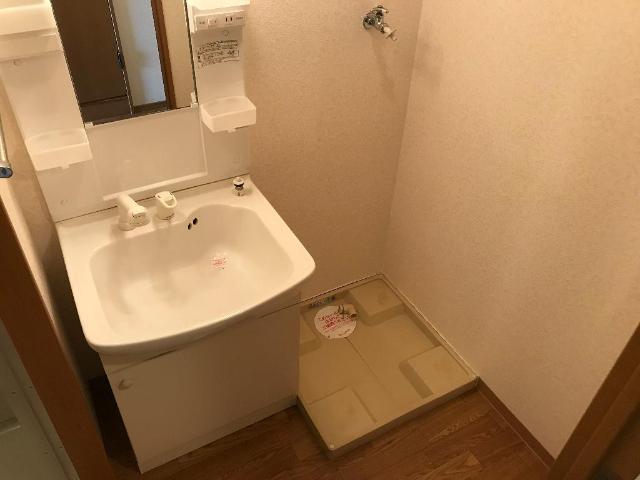 洗面設備　カゴも置きやすい洗面所