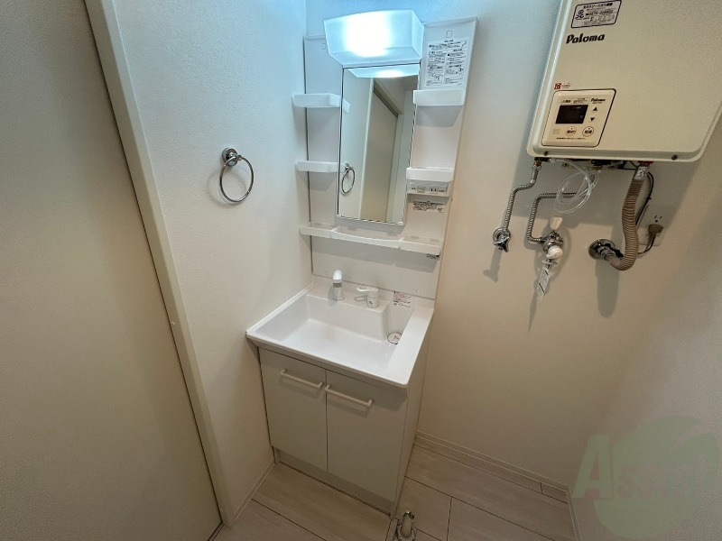 洗面設備　大きくて使いやすそうな独立洗面台になっています。