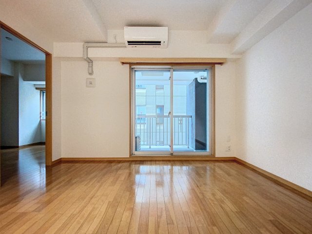 居室・リビング　落ち着いた色合いの床材を使用した居住空間です。