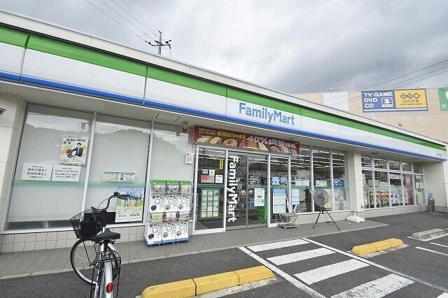 コンビニ　ファミリーマート深川五丁目店（コンビニ）まで930m